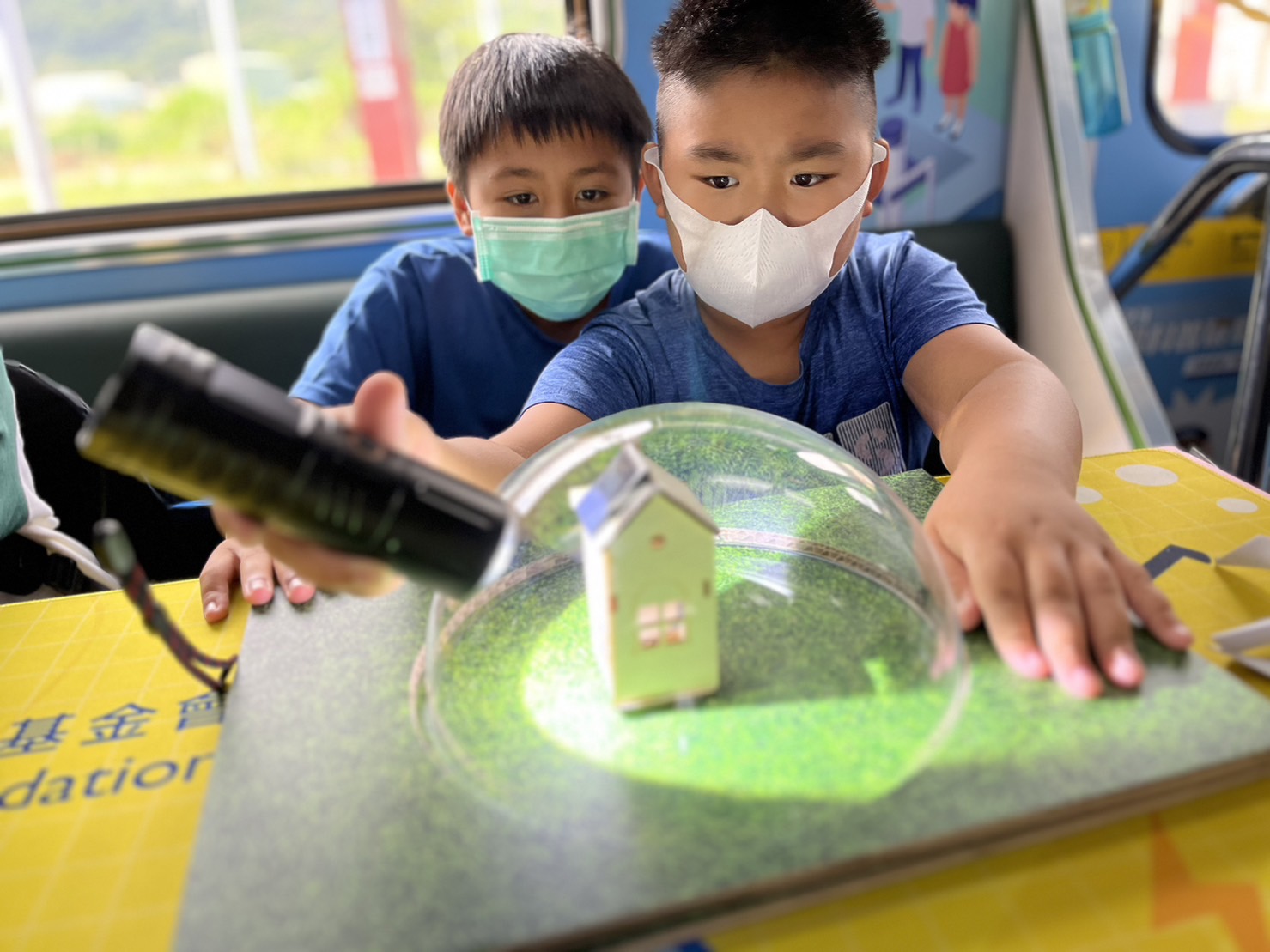 AB娱乐參與基礎科學主題車廂，以STEAM教學精神，設計「逐日科學家」、「太陽能工程師」以及「淨零建築師」三大能源科普課程和實驗