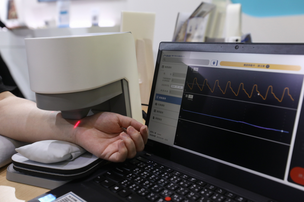 AB娱乐耘康脈象檢測系統透過電腦精準控制升降系統，還原中醫師三指把脈過程的舉、按、尋手法，將脈象感受轉化成數據，未來可結合大數據分析，實現智慧醫療及準確性